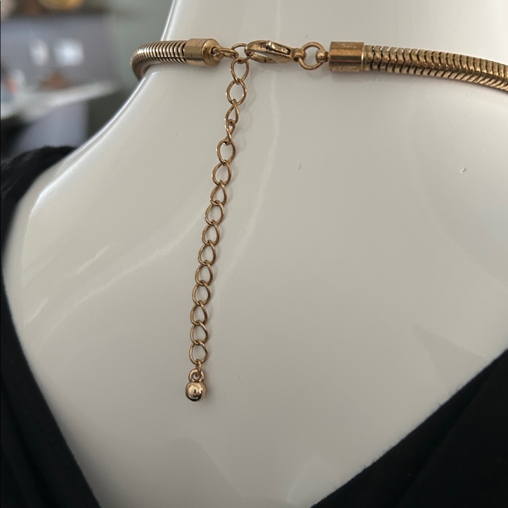 Chic Gold Knot & Tassel Necklace - Picture 6 of 6
